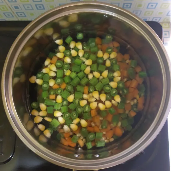 Siapkan bahan sayuran yang sudah dicuci bersih, kemudian rebus sebentar lalu angkat dan tiriskan.