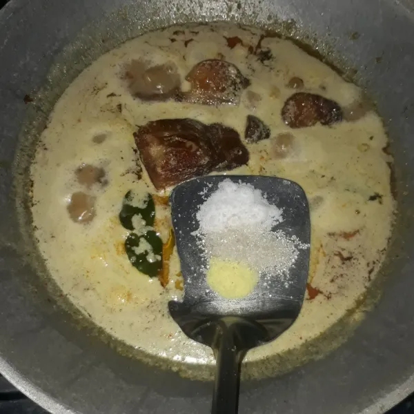 Masukkan garam, gula dan kaldu bubuk. Aduk sampai larut.