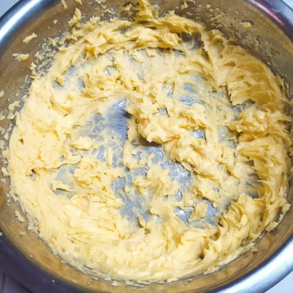 Mixer margarin dan gula halus sampai tercampur rata