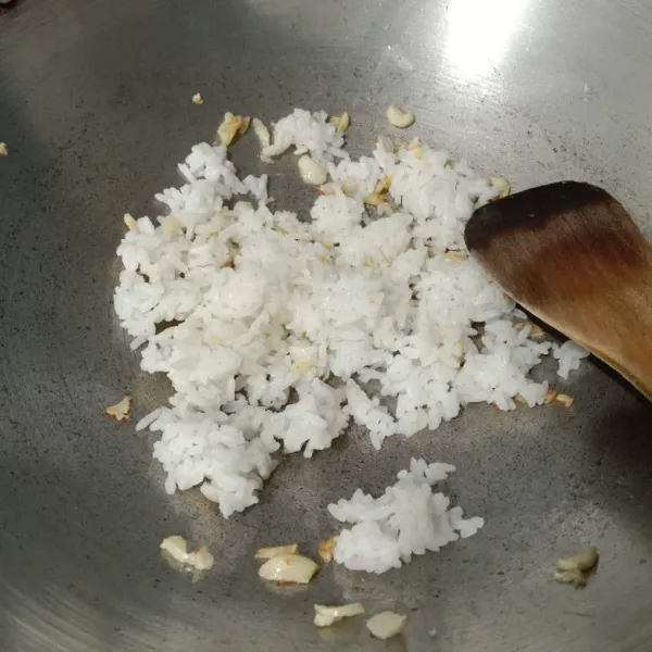 Kemudian masukkan nasi putih. Aduk agar nasi tidak menggumpal.