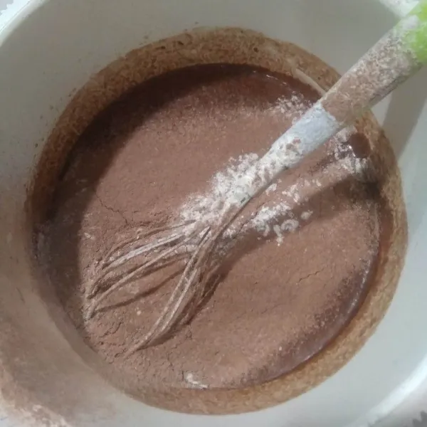 Tambahkan ayakan tepung terigu, coklat bubuk, garam dan baking powder. Aduk rata hingga adonan tercampur rata.