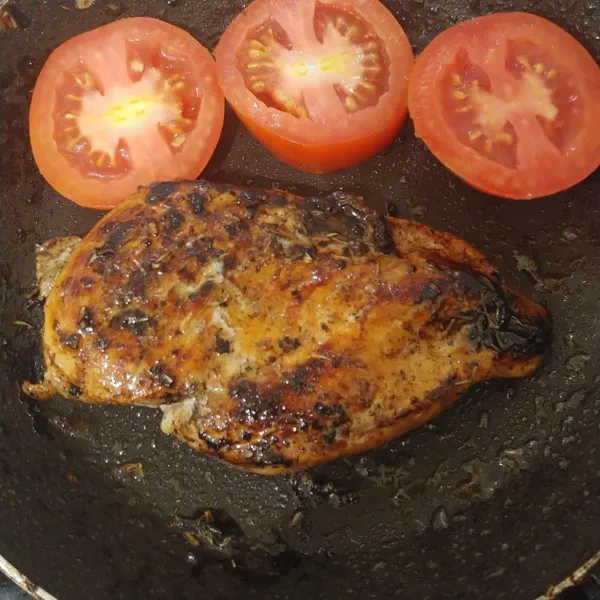 Setelah hampir matang, tambahkan irisan tomat panggang sebentar sampai sedikit empuk matikan api