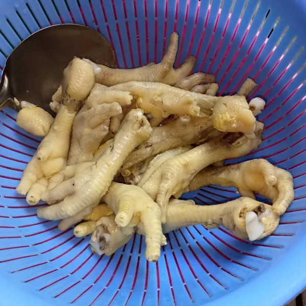 Lalu rebus hingga ceker empuk, buang airnya dan tiriskan.