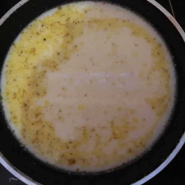 Beri bahan saos, kemudian aduk-aduk hingga mengental. Sisihkan.