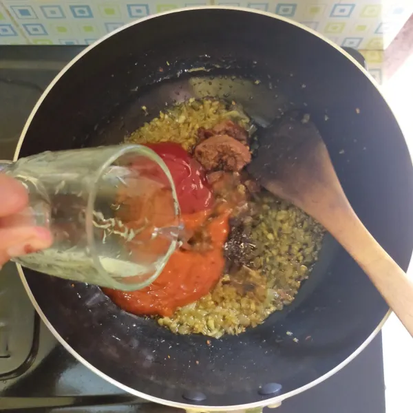 Masukkan brown sugar, saus tomat, tomato pasta, saus barbeque, cuka dan air. Aduk hingga rata.
