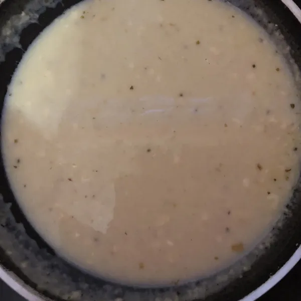 Campurkan susu dengan tepung terigu. Aduk dengan rata dicangkir. Lalu tumis bawang putih dan tuangkan cairan tadi.