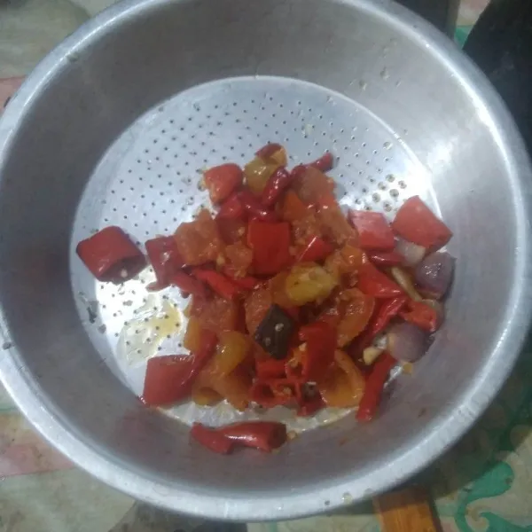 Tumis semua bahan sambal kecuali garam dan gula merah. Tiriskan.