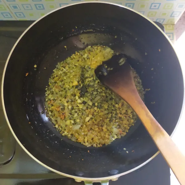 Membuat Saus Barbeque : panaskan 1 sdm mentega, lalu tumis bawang bombai, bawang putih dan jahe cincang hingga harum.