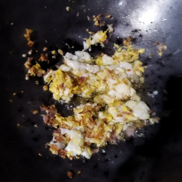 Siapkan wajan, tumis bawang putih dan bawang merah yang sudah dicincang halus hingga harum, lalu masukkan telur, tunggu sebentar hingga telur setengah matang, lalu aduk-aduk buat orak-arik.