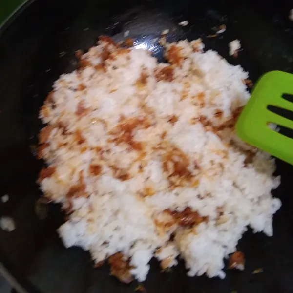 Masukkan nasi putih, lalu campur rata. Test rasa. Dan nasi goreng ebi siap disajikan dengan irisan telur dadar diatasnya.