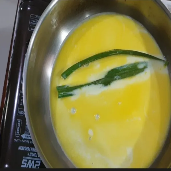 Isian Cream : 
1. Panaskan susu  dan  margarine sampai mendidih. Diamkan. 
2. Kocok kuning telur, gula, garam, tepung maizena sampai tercampur rata.
3. Tuangkan adonan susu ke adonan telur pelan pelan , campur rata , disaring dan dimasukkan dalam panci.