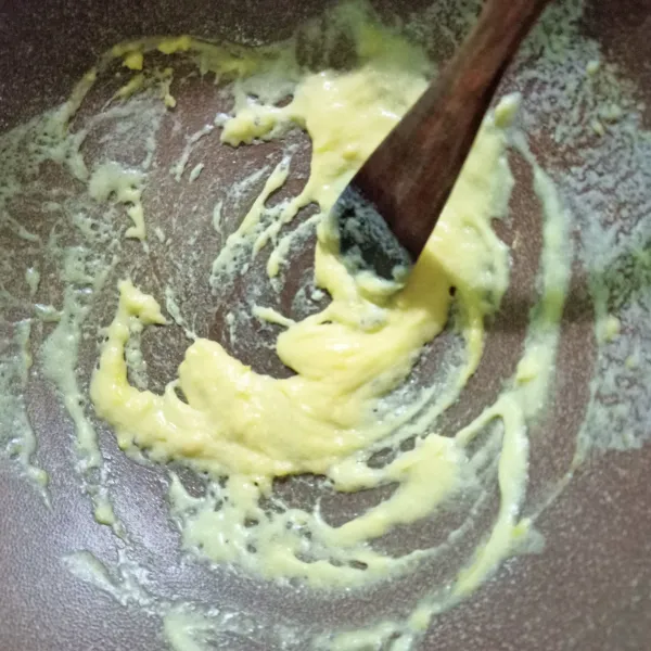 Panaskan margarin hingga meleleh lalu masukkan tepung terigu, aduk dengan cepat
