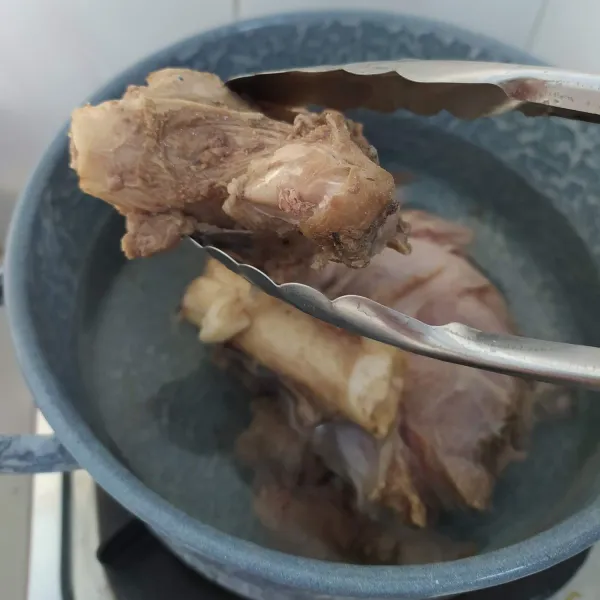Rebus kembali daging kambing sampai empuk, kemudian buang airnya, tiriskan. Kemudian potong sesuai selera.