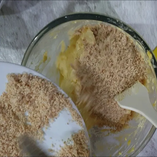 Pie :
1. Masukan margarine, gula, garam, telur lalu dikocok sehingga warna berubah kuning pucat.
2. Masukkan kacang , tepung terigu dan maizena lalu diaduk rata.