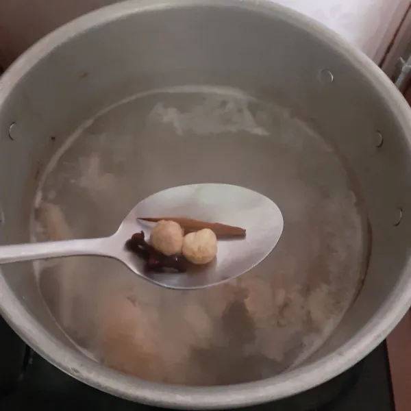 Rebus ayam bersama bumbu rempahnya hingga empuk. Angkat ayam, suwir-suwir