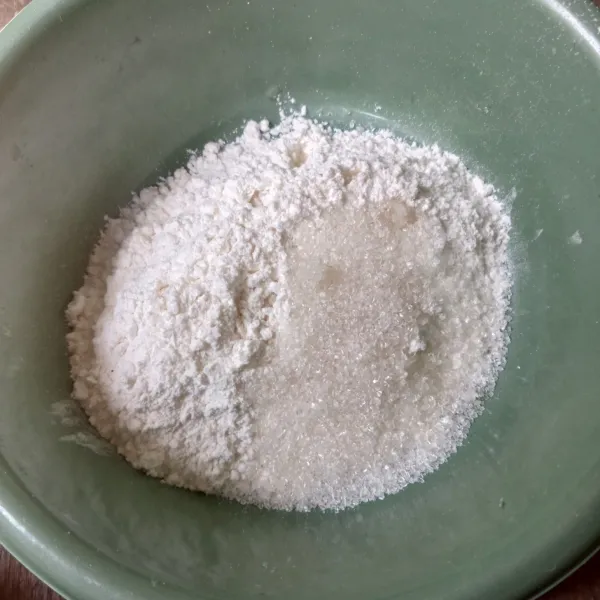 Campur tepung terigu, gula pasir dan garam.
