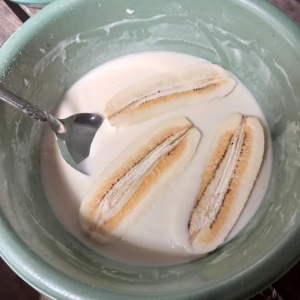 Lalu celupkan pisang ke dalam adonan tepung.