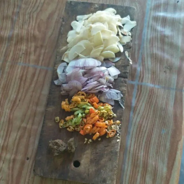 Siapkan bumbu bawang putih, bawang merah, cabai dan rajang halus atau sesuai selera