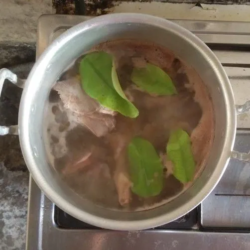 Rebus bebek dengan air, tambahkan daun jeruk, daun salam dan juga sereh hingga empuk.