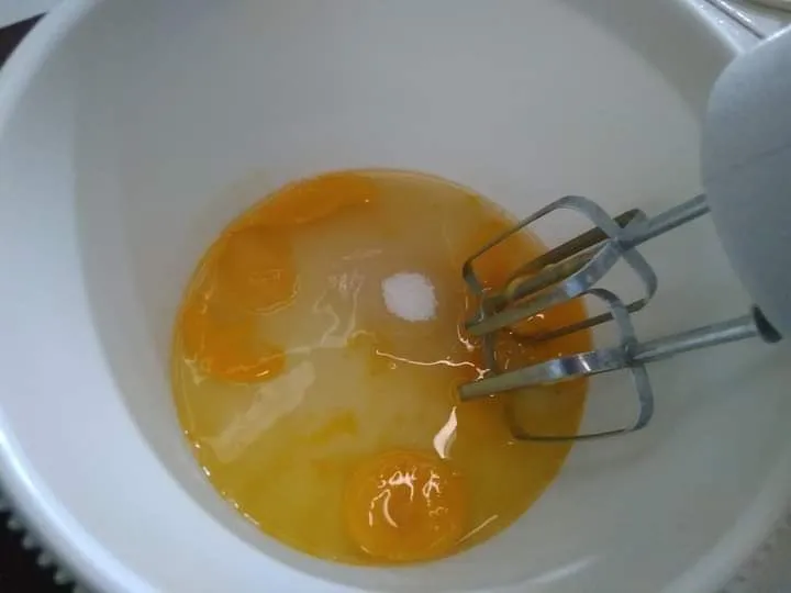 Mixer telur bersama gula dan emulsifier hingga mengembang. Matikan mixer. Tambahkan margarin leleh dan susu cair, aduk rata