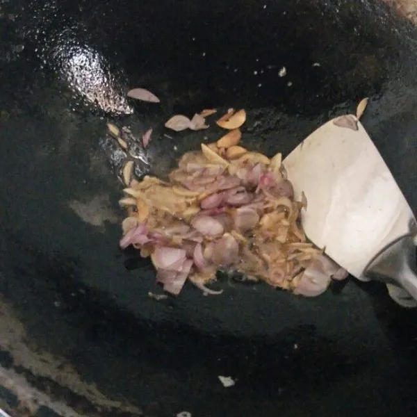 Masukkan bawang merah, tumis sampai harum