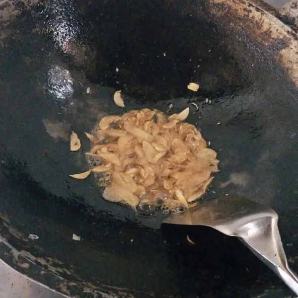 Tumis bawang putih terlebih dahulu sampai setengah harum