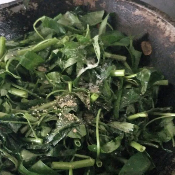 Setelah setengah layu tambahkan bumbu lain (garam, penyedap, gula) secukupnya. Koreksi rasa tunggu layuu.