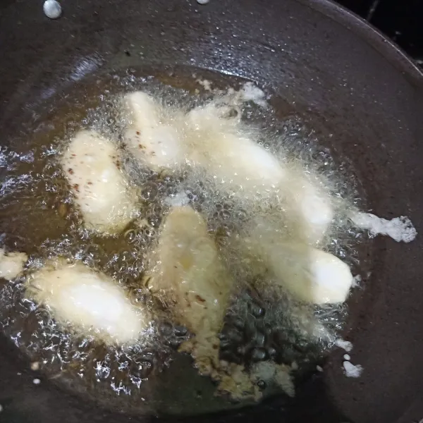 Siapkan wajan lalu isi minyak goreng. Tunggu minyak panas. Lalu masukkan pisang. Goreng sampai satu sisi kekuningan. Balikkan satu sisi lainnya goreng sampai kekuningan juga. Goreng sampai matang.