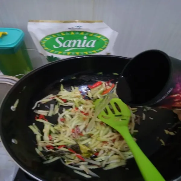 Tambahkan air. Masak hingga manisa empuk.