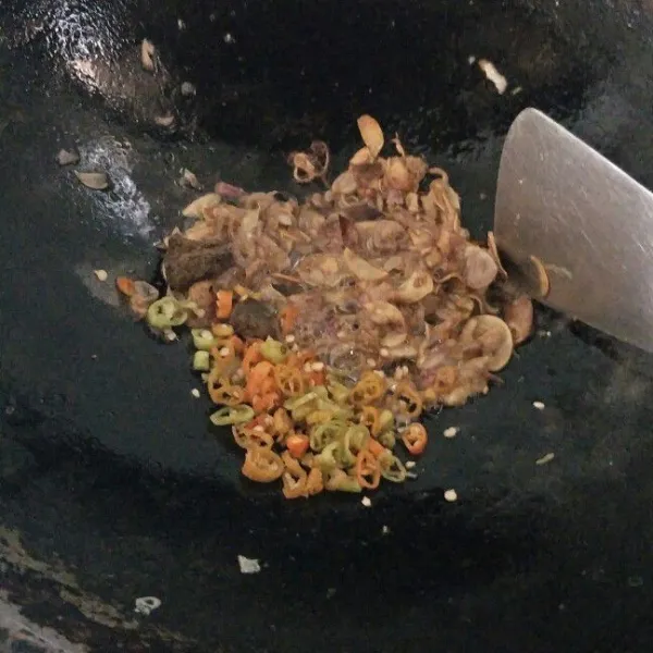 Masukkan cabai dan terasi, tumis hingga terasi matang