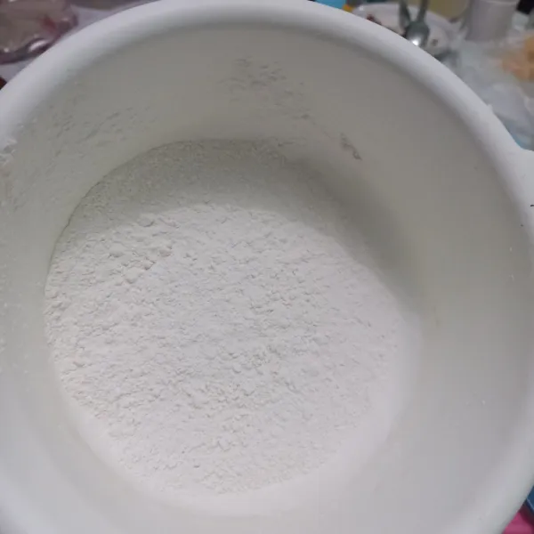 Siapkan tepung ke dalam mangkok dan garam. Aduk rata.