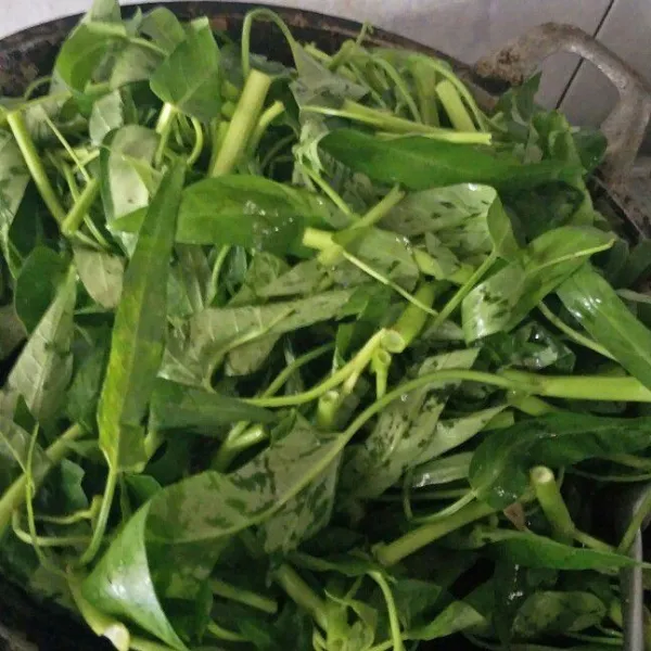 Masukkan kangkung tambah air sedikit, tunggu sampai setengah layu