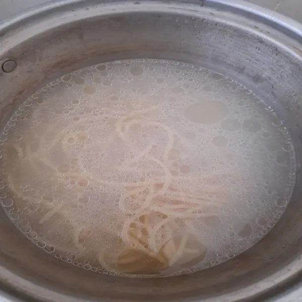 Rebus air yang sudah diberi minyak goreng dan garam secukupnya hingga mendidih, masukkan spaghetti, masak hingga matang, angkat dan tiriskan