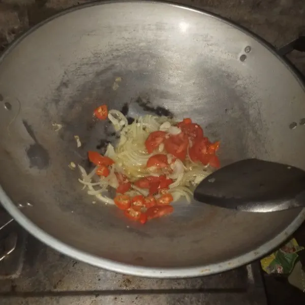Membuat toping siapkan wajan panaskan minyak lalu tumis bawang bombai sampai wangi, masukan tomat cabe aduk rata