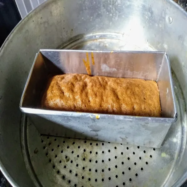 Kukus selama +- 25 menit dengan api sedang. Jangan lupa tutup pancinya dialasi kain ya