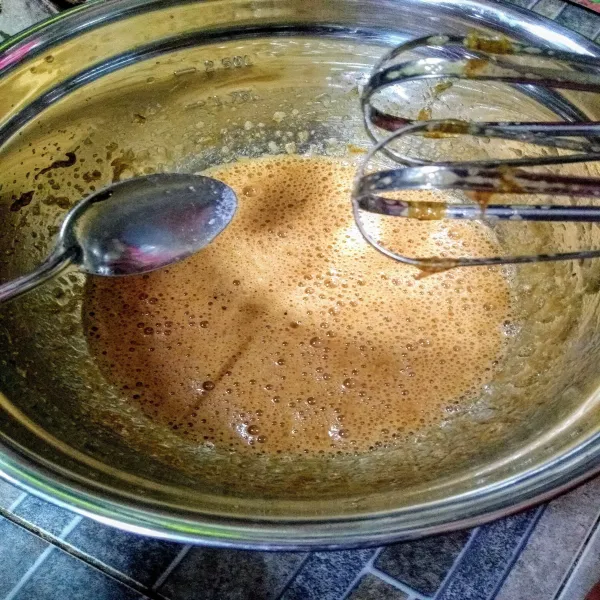 Setelah gula larut, masukkan vanilla extrak dan minyak lalu aduk hingga bahan tercampur rata.