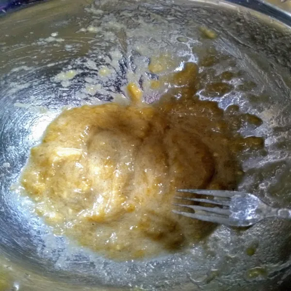 Siapkan wadah, lumatkan Pisang Ambon hingga halus.