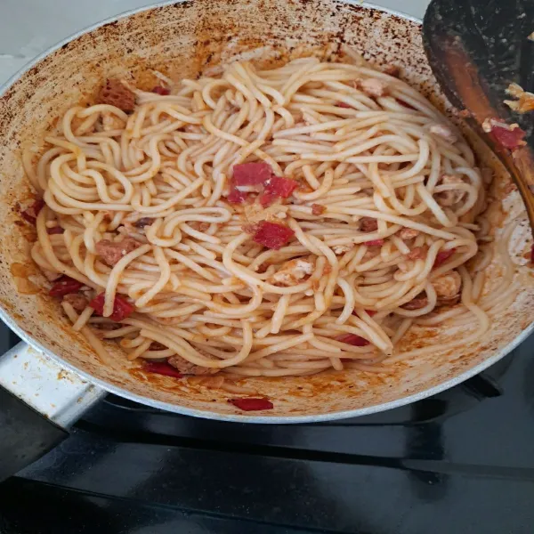 Masukkan spaghetti, aduk hingga tercampur rata, sisihkan