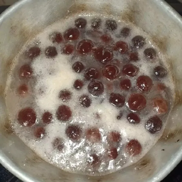Balur merata kemudian didihkan air dan minyak goreng, masukkan boba.