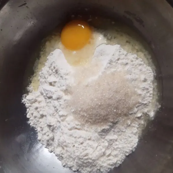 Siapkan wadah masukan tepung terigu, gula, telur dan susu bubuk, aduk rata