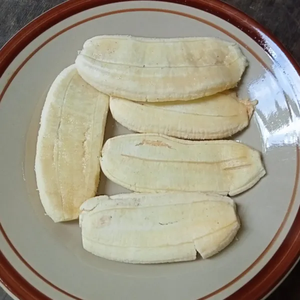 Kupas pisang dan geprek hingga pipih.