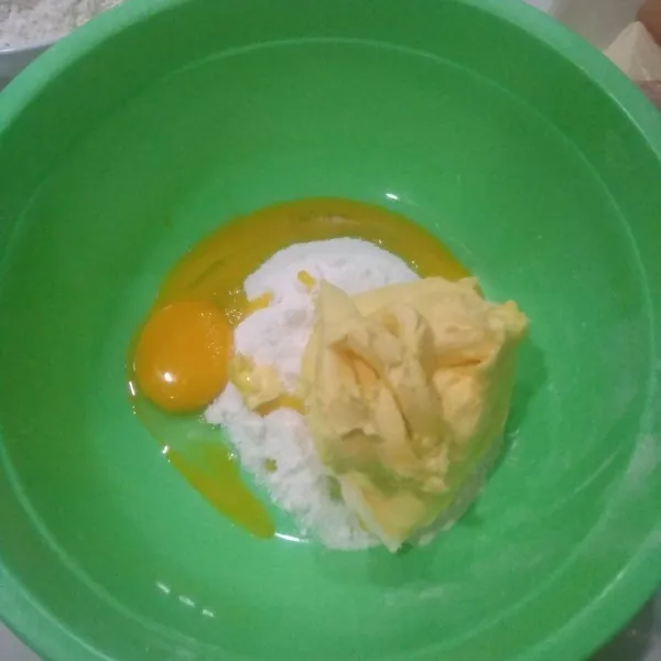 Mixer kurang lebih 1 menit gula halus, butter, margarin dan kuning telur.