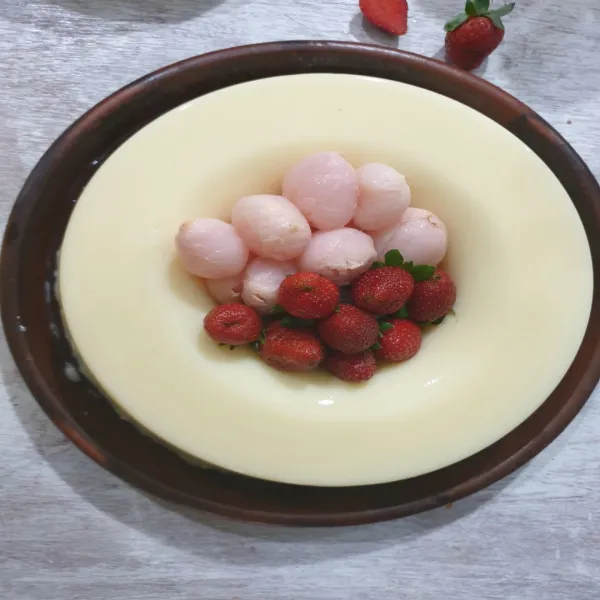 Dekor :
1. Letakan buah Leci, Strawberry, Kiwi dan daun-daunan di tengah puding.
2 . Ambil beberapa strawberry lalu diiris tipis, dan diletakkan dipinggir puding.
3. Siap disajikan.