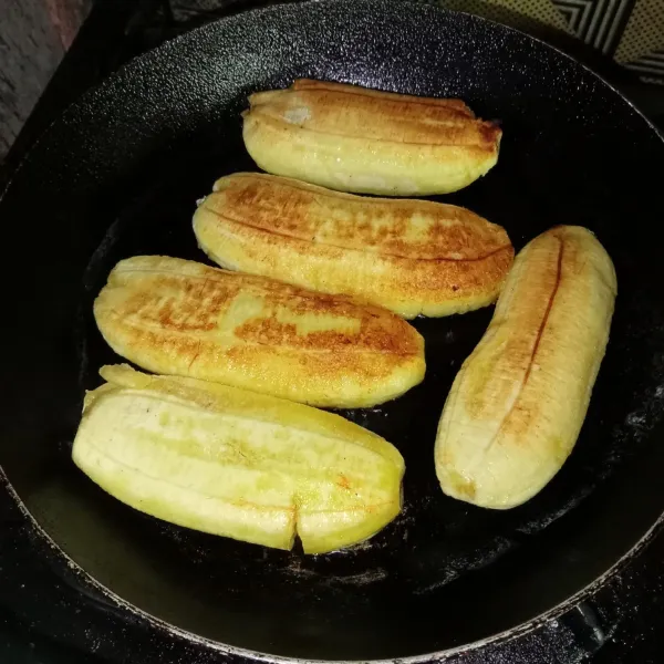 Letakkan pisang dan masak hingga matang dan kedua sisinya agak kecoklatan.