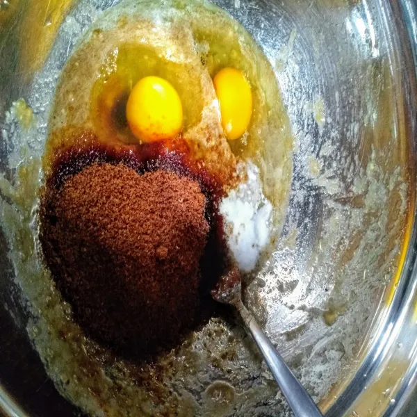 Masukkan telur, gula dan garam. Kocok hingga gula larut.