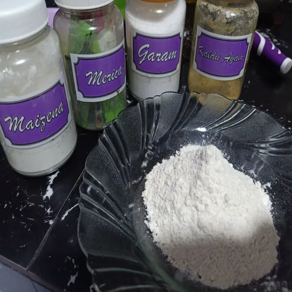 Campurkan tepung terigu, tepung maizena, lada, penyedap, dan garam menjadi satu