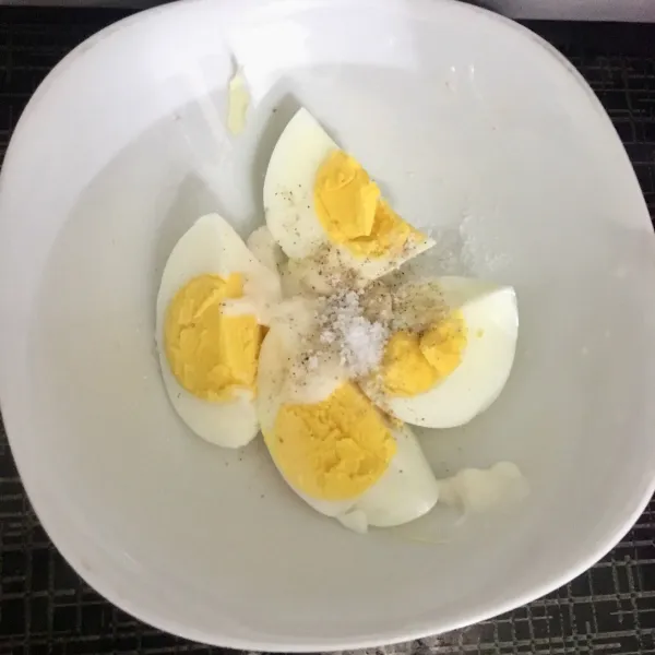 Rebus telur sampai matang sempurna, kemudian campurkan telur dengan 1 sdm mayonaise, lada dan garam sesuai selera. Hancurkan telur sambil diaduk rata.