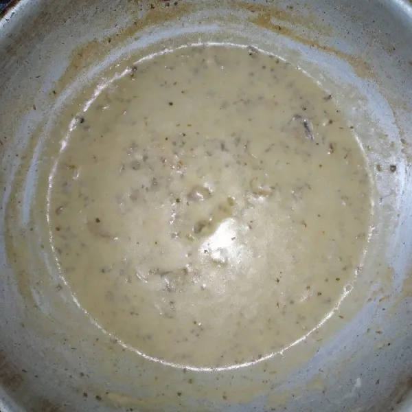 Masukkan larutan maizena sambil terus diaduk, hingga saus mengental, kecilkan api, masukkan butter, aduk rata. mushroom sauce siap digunakan.