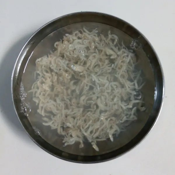 Rendam teri nasi dengan air panas selama 10 menit. Angkat dan tiriskan.