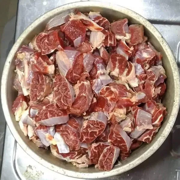 Siapkan daging sapi, potong-potong sesuai selera.